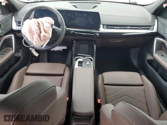 ✅ 2024 BMW X2 xDrive28i • VIN: WBX63GM09R5Y49034 • Lot: 57237784. Wystawiony na Copart z przebiegiem 5 402 mil. Bezpłatny archiwum sprzedaży aukcyjnych z USA i szczegółowy raport historii pojazdu na DreamBid. Zdjęcie 8.