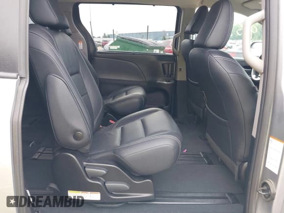 ✅ 2018 Toyota Sienna SE • VIN: 5TDXZ3DC1JS919062 • Lot: 42790530. Listed on IAAI with 107,040 mi. Free auction sales archive from the USA and detailed vehicle history report at DreamBid. Image 8.