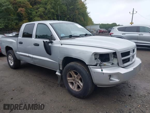 ✅ 2010 Dodge Dakota Bighorn/Lonestar • VIN: 1D7CW3GKXAS225851 • Lot: 43211752. Wystawiony na IAAI z przebiegiem 178 473 mil. Bezpłatny archiwum sprzedaży aukcyjnych z USA i szczegółowy raport historii pojazdu na DreamBid. Zdjęcie 1.
