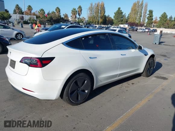 ✅ 2020 Tesla Model 3 Standard Range Plus • VIN: 5YJ3E1EA4LF798529 • Lot: 43622758. Wystawiony na IAAI z przebiegiem 114 107 mil. Bezpłatny archiwum sprzedaży aukcyjnych z USA i szczegółowy raport historii pojazdu na DreamBid. Zdjęcie 4.