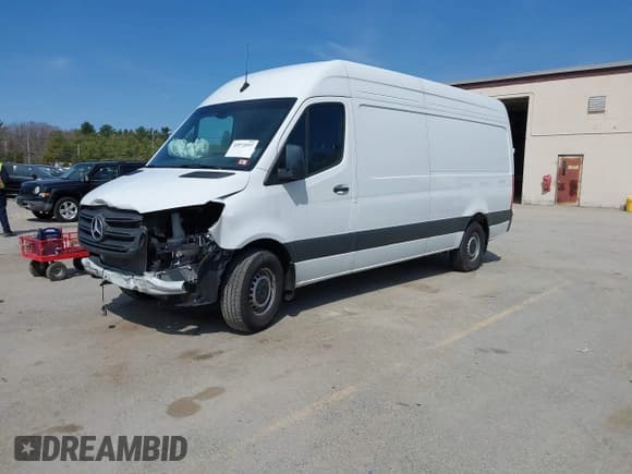 ✅ 2024 Mercedes-Benz Sprinter Cargo • VIN: W1Y4NCHY9RT181069 • Lot: 42072697. Wystawiony na IAAI z przebiegiem 26 861 mil. Bezpłatny archiwum sprzedaży aukcyjnych z USA i szczegółowy raport historii pojazdu na DreamBid. Zdjęcie 2.