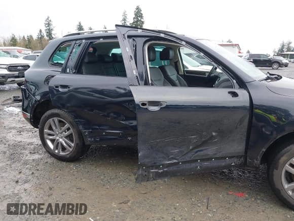 ✅ 2016 Volkswagen Touareg Lux • VIN: WVGEF9BP0GD011369 • Lot: 43772482. Listed on IAAI with 39,681 mi. Free auction sales archive from the USA and detailed vehicle history report at DreamBid. Image 6.