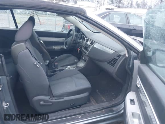 ✅ 2009 Chrysler Sebring Touring • VIN: 1C3LC55D69N539563 • Lot: 43832015. Wystawiony na IAAI z przebiegiem 186 272 mil. Bezpłatny archiwum sprzedaży aukcyjnych z USA i szczegółowy raport historii pojazdu na DreamBid. Zdjęcie 5.