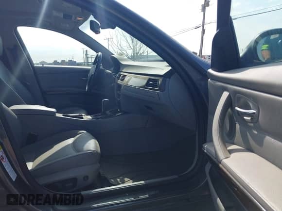 2006 BMW 3 Series 325i z VIN WBAVB13546PT26281, wystawiony jako IAAI lot #42443724 z przebiegiem 55 310 mil mil oraz . Historia ofert i sprzedaży dostępna na DreamBid. Obrazek 5.