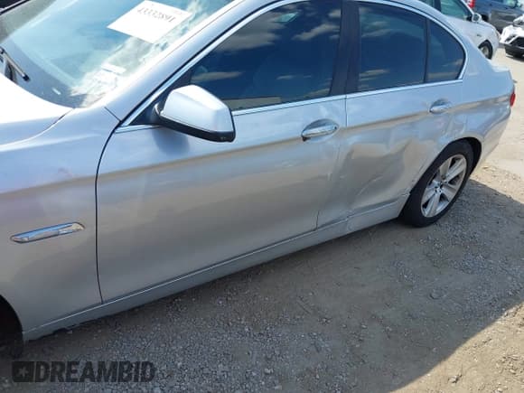 ✅ 2013 BMW 5 Series 528i • VIN: WBAXG5C54DDY30622 • Lot: 43332891. Wystawiony na IAAI z przebiegiem 182 414 mil. Bezpłatny archiwum sprzedaży aukcyjnych z USA i szczegółowy raport historii pojazdu na DreamBid. Zdjęcie 13.