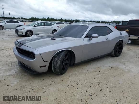 2013 Dodge Challenger R/T Plus z VIN 2C3CDYBT3DH685978, wystawiony jako Copart lot #58119844 z przebiegiem 130 012 mil mil oraz Szkoda całkowita • Salvage title. Historia ofert i sprzedaży dostępna na DreamBid. Obrazek 1.
