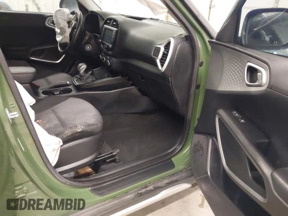 ✅ 2021 Kia Soul LX • VIN: KNDJ23AU0M7126728 • Lot: 41604946. Wystawiony na IAAI z przebiegiem 32 979 mil. Bezpłatny archiwum sprzedaży aukcyjnych z USA i szczegółowy raport historii pojazdu na DreamBid. Zdjęcie 5.