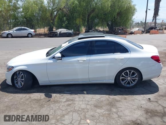 ✅ 2016 Mercedes-Benz C 300 Luxury • VIN: 55SWF4KB1GU121208 • Лот: 43013257. Опубликован ранее на IAAI с пробегом 90 645 миль. Бесплатный доступ к архиву аукционных продаж из США и подробный отчёт об истории автомобиля на DreamBid. Изображение 14.