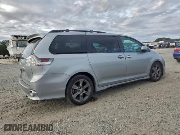 ✅ 2015 Toyota Sienna SE • VIN: 5TDXK3DC9FS644343 • Lot: 94043975. Listed on Copart with 168,322 mi. Free auction sales archive from the USA and detailed vehicle history report at DreamBid. Image 3.