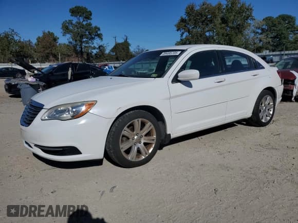 ✅ 2012 Chrysler 200 LX • VIN: 1C3CCBAB9CN317173 • Лот: 89495705. Опубликован ранее на Copart с пробегом 120 367 миль. Бесплатный доступ к архиву аукционных продаж из США и подробный отчёт об истории автомобиля на DreamBid. Изображение 1.