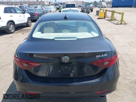 ✅ 2017 Alfa Romeo Giulia Ti • VIN: ZARFAECN4H7533456 • Lot: 42454831. Wystawiony na IAAI z przebiegiem 35 853 mil. Bezpłatny archiwum sprzedaży aukcyjnych z USA i szczegółowy raport historii pojazdu na DreamBid. Zdjęcie 16.