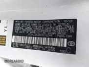 ✅ 2024 Toyota Prius LE • VIN: JTDACAAU8R3016249 • Lot: 41520600. Wystawiony na IAAI z przebiegiem 17 260 mil. Bezpłatny archiwum sprzedaży aukcyjnych z USA i szczegółowy raport historii pojazdu na DreamBid. Zdjęcie 9.