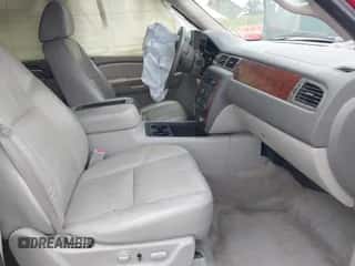 2009 Chevrolet Suburban 2LT z VIN 1GNFK26399R186073, wystawiony jako IAAI lot #42273137 z przebiegiem 175 597 mil mil oraz . Historia ofert i sprzedaży dostępna na DreamBid. Obrazek 5.