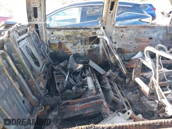 ✅ 2005 Chevrolet Silverado 2500HD LS • VIN: 1GCHK23295F869738 • Lot: 39714798. Wystawiony na IAAI z przebiegiem Nie podano. Bezpłatny archiwum sprzedaży aukcyjnych z USA i szczegółowy raport historii pojazdu na DreamBid. Zdjęcie 8.