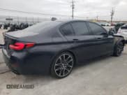 ✅ 2022 BMW 5 Series M550i xDrive • VIN: WBA13BK01NCH78575 • Лот: 52324675. Опубликован ранее на Copart с пробегом 56 539 миль. Бесплатный доступ к архиву аукционных продаж из США и подробный отчёт об истории автомобиля на DreamBid. Изображение 3.