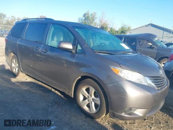 ✅ 2016 Toyota Sienna LE AAS • VIN: 5TDKK3DC3GS717170 • Лот: 43327309. Опубликован ранее на IAAI с пробегом 215 364 миль. Бесплатный доступ к архиву аукционных продаж из США и подробный отчёт об истории автомобиля на DreamBid. Изображение 1.