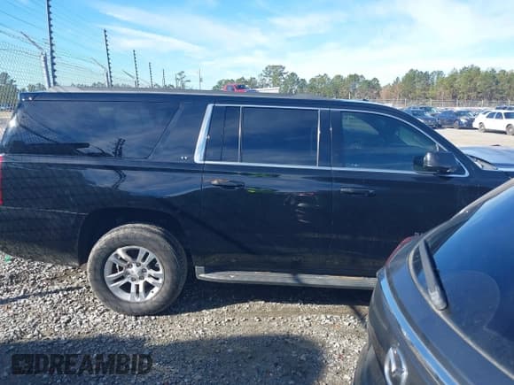 ✅ 2017 Chevrolet Suburban LT • VIN: 1GNSKHKCXHR134666 • Lot: 41205556. Wystawiony na IAAI z przebiegiem 160 064 mil. Bezpłatny archiwum sprzedaży aukcyjnych z USA i szczegółowy raport historii pojazdu na DreamBid. Zdjęcie 13.
