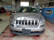 ✅ 2017 Jeep Cherokee Latitude • VIN: 1C4PJMCS4HW500557 • Lot: 54408435. Wystawiony na Copart z przebiegiem 125 360 mil. Bezpłatny archiwum sprzedaży aukcyjnych z USA i szczegółowy raport historii pojazdu na DreamBid. Zdjęcie 5.