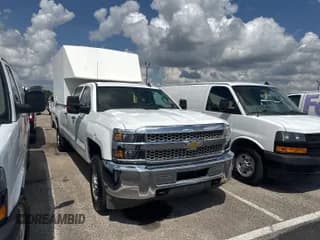 ✅ 2019 Chevrolet Silverado 2500HD Work Truck • VIN: 1GC1CREGXKF133970 • Lot: 43015112. Wystawiony na IAAI z przebiegiem 139 560 mil. Bezpłatny archiwum sprzedaży aukcyjnych z USA i szczegółowy raport historii pojazdu na DreamBid. Zdjęcie 1.