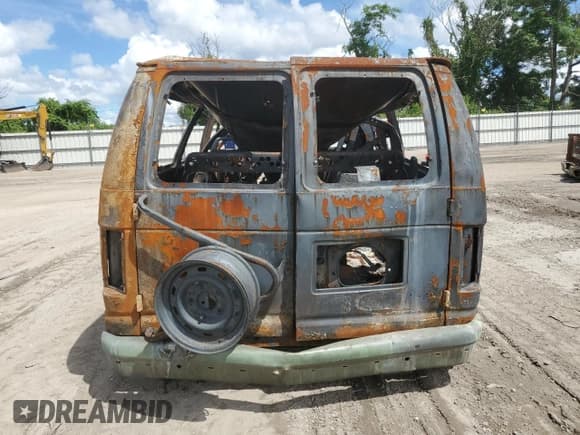 ✅ 2002 Ford Econoline Passenger XL • VIN: 1FMRE11L12HA67939 • Lot: 71419425. Listed on Copart with Not provided. Free auction sales archive from the USA and detailed vehicle history report at DreamBid. Image 6.
