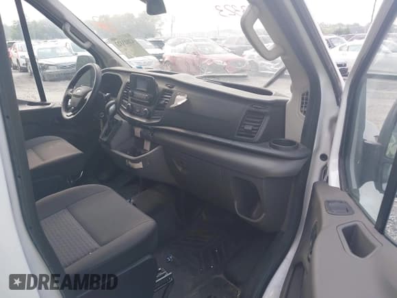 ✅ 2021 Ford Transit Cargo • VIN: 1FTYE1C83MKA79007 • Lot: 42823323. Wystawiony na IAAI z przebiegiem 124 898 mil. Bezpłatny archiwum sprzedaży aukcyjnych z USA i szczegółowy raport historii pojazdu na DreamBid. Zdjęcie 5.