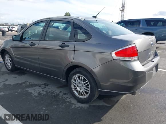 ✅ 2011 Ford Focus SE • VIN: 1FAHP3FN1BW181005 • Lot: 43715124. Wystawiony na IAAI z przebiegiem 168 958 mil. Bezpłatny archiwum sprzedaży aukcyjnych z USA i szczegółowy raport historii pojazdu na DreamBid. Zdjęcie 3.