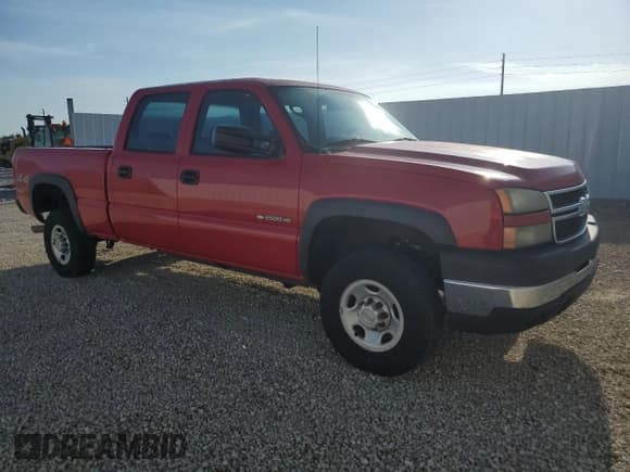 ✅ 2006 Chevrolet Silverado 2500HD LT2 • VIN: 1GCHK23UX6F145866 • Lot: 66022065. Wystawiony na Copart z przebiegiem 107 420 mil. Bezpłatny archiwum sprzedaży aukcyjnych z USA i szczegółowy raport historii pojazdu na DreamBid. Zdjęcie 4.