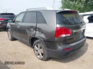 ✅ 2013 Kia Sorento EX • VIN: 5XYKUDA23DG394811 • Lot: 42491553. Wystawiony na IAAI z przebiegiem 181 279 mil. Bezpłatny archiwum sprzedaży aukcyjnych z USA i szczegółowy raport historii pojazdu na DreamBid. Zdjęcie 3.