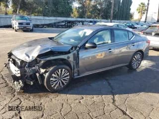 ✅ 2025 Nissan Altima SV • VIN: 1N4BL4DV0SN348597 • Лот: 89845925. Опубликован ранее на Copart с пробегом 17 321 миль. Бесплатный доступ к архиву аукционных продаж из США и подробный отчёт об истории автомобиля на DreamBid. Изображение 1.