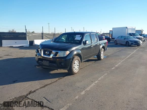 ✅ 2015 Nissan Frontier SV • VIN: 1N6AD0ER1FN725339 • Lot: 43735784. Wystawiony na IAAI z przebiegiem 141 806 mil. Bezpłatny archiwum sprzedaży aukcyjnych z USA i szczegółowy raport historii pojazdu na DreamBid. Zdjęcie 2.