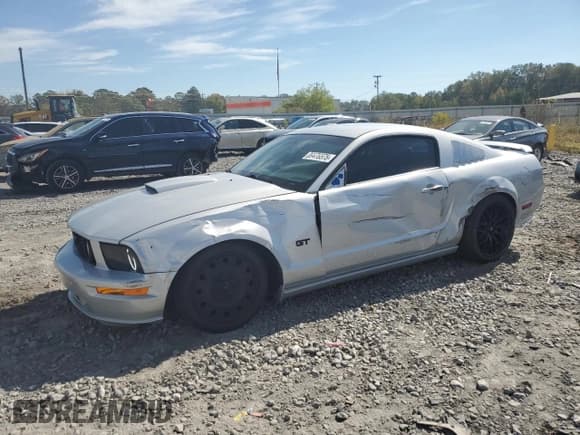 ✅ 2007 Ford Mustang GT Deluxe • VIN: 1ZVHT82H675261283 • Лот: 89476575. Опубликован ранее на Copart с пробегом 104 388 миль. Бесплатный доступ к архиву аукционных продаж из США и подробный отчёт об истории автомобиля на DreamBid. Изображение 1.