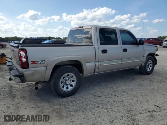 ✅ 2005 Chevrolet Silverado 1500 Z71 • VIN: 2GCEK13T651141887 • Лот: 73577344. Опубликован ранее на Copart с пробегом 220 920 миль. Бесплатный доступ к архиву аукционных продаж из США и подробный отчёт об истории автомобиля на DreamBid. Изображение 3.