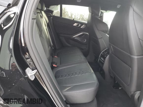 ✅ 2022 BMW X6 M • VIN: 5YMCY0C07N9K51898 • Lot: 45678545. Wystawiony na Copart z przebiegiem Nie podano. Bezpłatny archiwum sprzedaży aukcyjnych z USA i szczegółowy raport historii pojazdu na DreamBid. Zdjęcie 11.