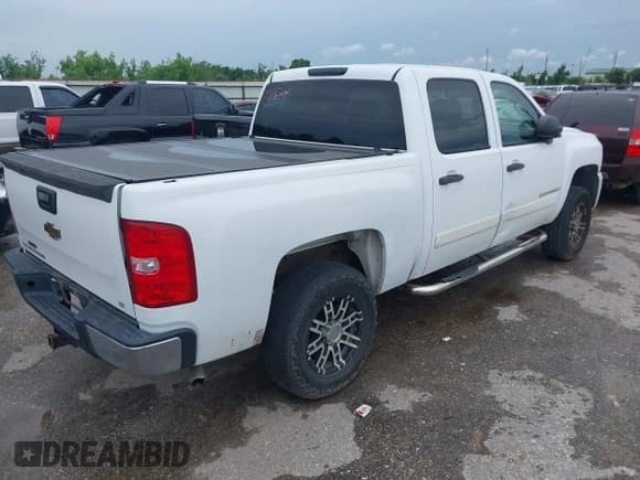✅ 2007 Chevrolet Silverado 1500 1LT • VIN: 2GCEC13J971531770 • Lot: 42486035. Wystawiony na IAAI z przebiegiem 401 722 mil. Bezpłatny archiwum sprzedaży aukcyjnych z USA i szczegółowy raport historii pojazdu na DreamBid. Zdjęcie 4.