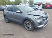 ✅ 2021 Buick Encore GX Essence • VIN: KL4MMGSL7MB038920 • Lot: 43193813. Wystawiony na IAAI z przebiegiem 64 593 mil. Bezpłatny archiwum sprzedaży aukcyjnych z USA i szczegółowy raport historii pojazdu na DreamBid. Zdjęcie 1.