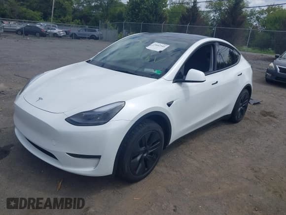 ✅ 2025 Tesla Model Y Long Range • VIN: 7SAYGDEDXSA361547 • Lot: 43042941. Listed on IAAI with 5,862 mi. Free auction sales archive from the USA and detailed vehicle history report at DreamBid. Image 2.