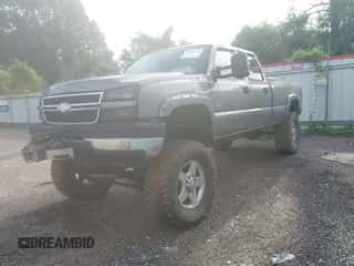 2006 Chevrolet Silverado 2500HD LT3 z VIN 1GCHK23D16F150339, wystawiony jako IAAI lot #42880312 z przebiegiem 242 722 mil mil oraz . Historia ofert i sprzedaży dostępna na DreamBid. Obrazek 2.