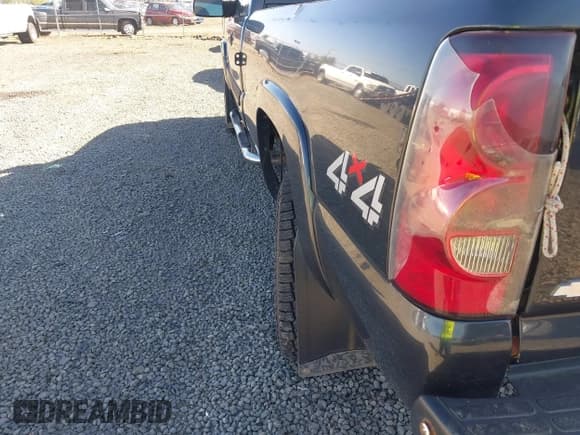 ✅ 2004 Chevrolet Silverado 2500HD LT • VIN: 1GCHK29124E144002 • Lot: 43278652. Wystawiony na IAAI z przebiegiem 179 331 mil. Bezpłatny archiwum sprzedaży aukcyjnych z USA i szczegółowy raport historii pojazdu na DreamBid. Zdjęcie 17.