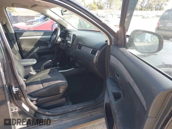 2018 Mitsubishi Outlander SE with VIN JA4AD3A31JJ004065, listed as a IAAI auction lot 43190539 with 160,381 mi miles and . Bid and sale history available at DreamBid. Image 5.