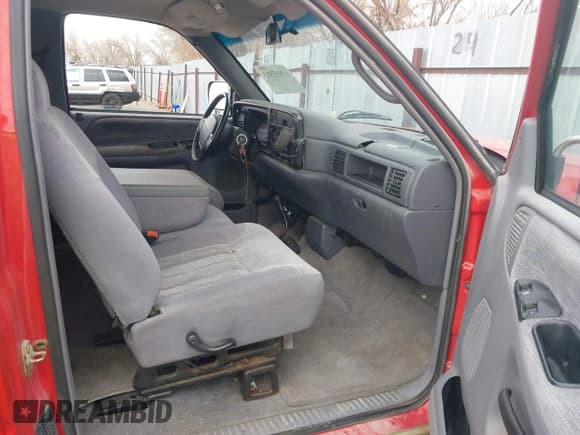 ✅ 1997 Dodge 1500 • VIN: 1B7HF13Z5VJ529432 • Lot: 43855883. Wystawiony na IAAI z przebiegiem 176 042 mil. Bezpłatny archiwum sprzedaży aukcyjnych z USA i szczegółowy raport historii pojazdu na DreamBid. Zdjęcie 5.