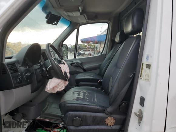 ✅ 2015 Freightliner Sprinter • VIN: WDYPE7DC7FP102106 • Lot: 59487945. Wystawiony na Copart z przebiegiem 42 321 mil. Bezpłatny archiwum sprzedaży aukcyjnych z USA i szczegółowy raport historii pojazdu na DreamBid. Zdjęcie 7.