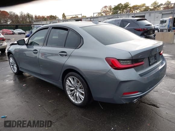 ✅ 2023 BMW 3 Series 330i xDrive • VIN: 3MW89FF01P8D67179 • Lot: 43643461. Wystawiony na IAAI z przebiegiem 15 016 mil. Bezpłatny archiwum sprzedaży aukcyjnych z USA i szczegółowy raport historii pojazdu na DreamBid. Zdjęcie 3.