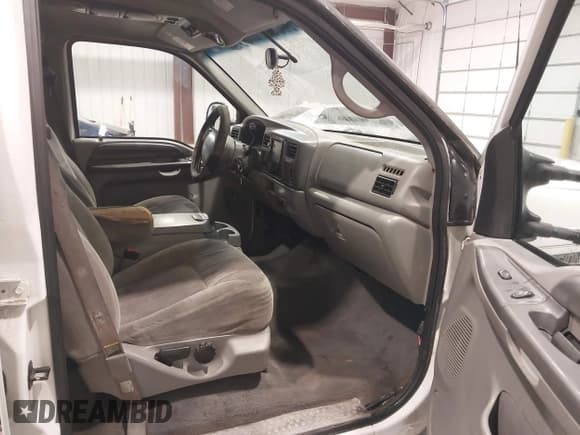 ✅ 2000 Ford Excursion XLT • VIN: 1FMNU41S1YEB10342 • Lot: 42068928. Listed on IAAI with 202,584 mi. Free auction sales archive from the USA and detailed vehicle history report at DreamBid. Image 5.