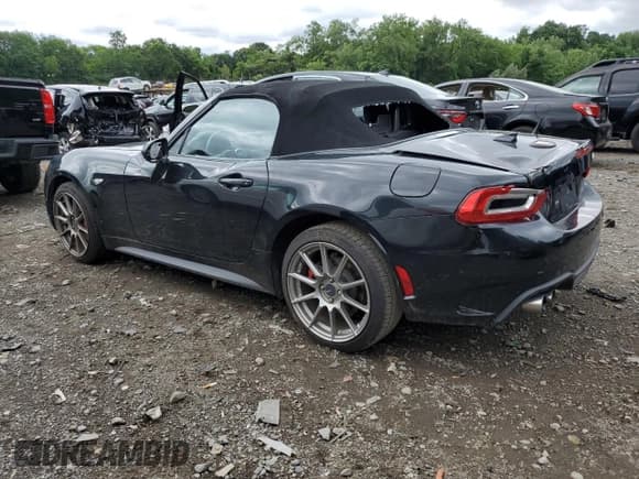 ✅ 2018 FIAT 124 Spider Abarth • VIN: JC1NFAEK6J0135812 • Лот: 61188194. Опубликован ранее на Copart с пробегом 36 852 миль. Бесплатный доступ к архиву аукционных продаж из США и подробный отчёт об истории автомобиля на DreamBid. Изображение 2.