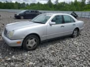 ✅ 1997 Mercedes-Benz E 320 • VIN: WDBJF72F7VA245827 • Лот: 56963154. Опубликован ранее на Copart с пробегом 63 162 миль. Бесплатный доступ к архиву аукционных продаж из США и подробный отчёт об истории автомобиля на DreamBid. Изображение 1.