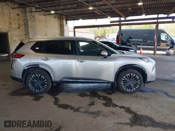 ✅ 2024 Nissan Rogue Platinum • VIN: JN8BT3DD3RW253309 • Lot: 42183388. Wystawiony na IAAI z przebiegiem 16 342 mil. Bezpłatny archiwum sprzedaży aukcyjnych z USA i szczegółowy raport historii pojazdu na DreamBid. Zdjęcie 13.