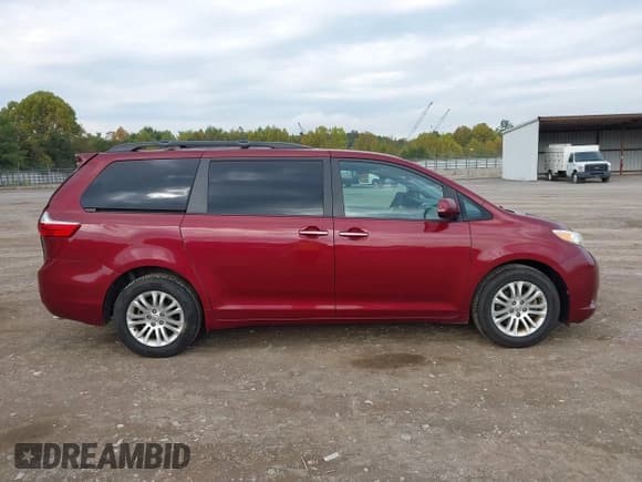 ✅ 2017 Toyota Sienna XLE • VIN: 5TDYZ3DC3HS847876 • Lot: 43288058. Listed on IAAI with 95,784 mi. Free auction sales archive from the USA and detailed vehicle history report at DreamBid. Image 13.