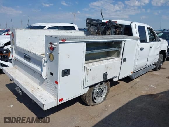 ✅ 2018 Chevrolet Silverado 2500HD Work Truck • VIN: 1GB2CUEG7JZ201893 • Lot: 42965832. Wystawiony na IAAI z przebiegiem 168 439 mil. Bezpłatny archiwum sprzedaży aukcyjnych z USA i szczegółowy raport historii pojazdu na DreamBid. Zdjęcie 4.
