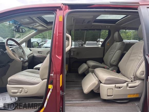 ✅ 2013 Toyota Sienna XLE • VIN: 5TDDK3DC3DS058382 • Lot: 42521554. Wystawiony na IAAI z przebiegiem 276 065 mil. Bezpłatny archiwum sprzedaży aukcyjnych z USA i szczegółowy raport historii pojazdu na DreamBid. Zdjęcie 8.