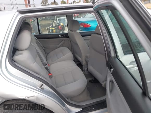 ✅ 2004 Volkswagen Golf GLS • VIN: 9BWGL61J944031901 • Lot: 43412790. Wystawiony na IAAI z przebiegiem 24 555 mil. Bezpłatny archiwum sprzedaży aukcyjnych z USA i szczegółowy raport historii pojazdu na DreamBid. Zdjęcie 8.